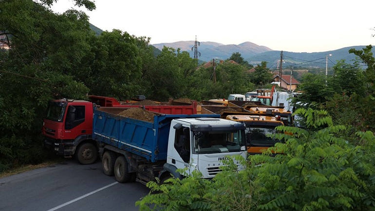 Απομακρύνονται τα οδοφράγματα των Σέρβων στο βόρειο Κόσοβο